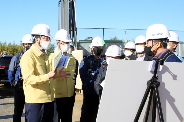 맹정호 서산시장이 28일 민간전문가들과 서산푸르지오 더 센트럴 공사현장의 안전관리실태를 점검하는 모습