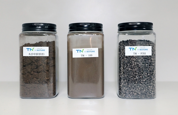 (사진1) 가축분 퇴비(왼쪽)를 분체화하고(가운데), 고분자 수지와 결합 후 방사선을 조사해 만든 바이오매스 플라스틱(오른쪽)