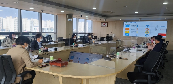 지난 27일 시청 중회의실에서 아동친화도시 추진위원회 회의를 진행하고 있다.