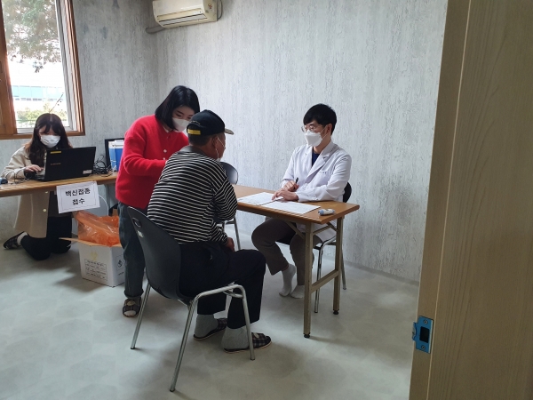 지난 27일 거리노숙인을 대상으로 찾아가는 코로나19 백신접종 실시