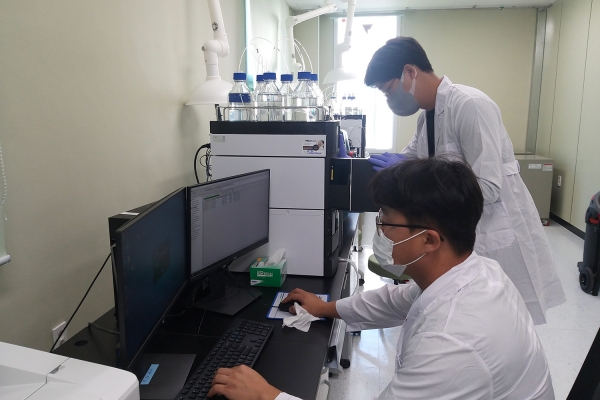 농산물안전분석실에서 분석원들이 농산물의 잔류농약(액체질량)을 분석하는 모습