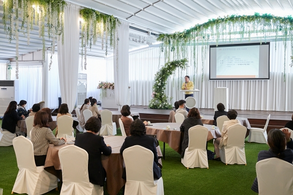 오세현 시장이 역량강화 교육에 참석해 인사말을 건네고 있다