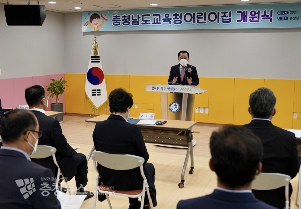 김지철 교육감이 어린이집 개원식에서 인사말을 하고 있다.