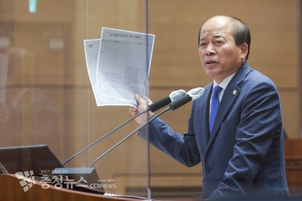 시정질문 하는 육종영 천안시의회 의원