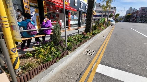 온양온천역 인근 화단 정비 사진