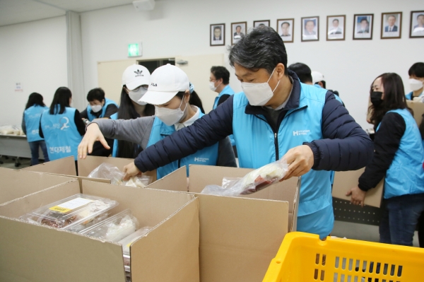 현대제철 가족봉사단, 밀키트 나눔 활동 모습