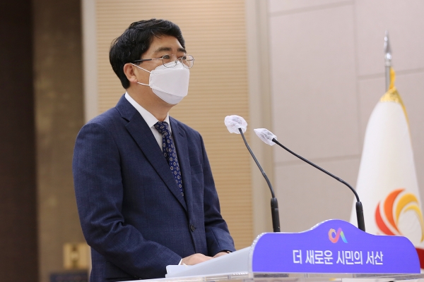 맹정호 서산시장이 1일 시청 대회의실에서 직원들에게 당부사항을 전달하는 모습