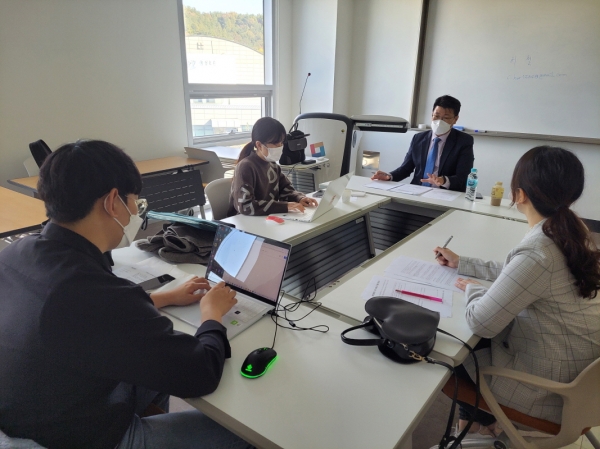 지난달 29일 교내에서 전문 강사와 학생들이 참여한 가운데 실전 프레젠테이션 컨설팅 진행