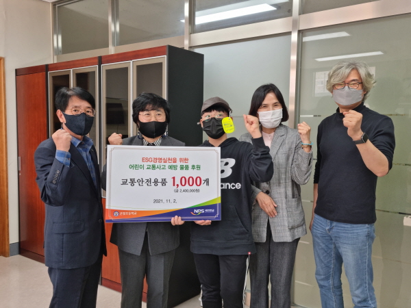 (정면에서)오른쪽 두 번째 사진(이여규 본부장), 네 번째 사진(신명희 교장)