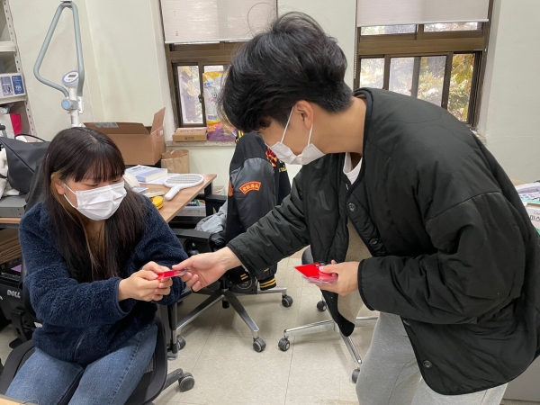 불법촬영 탐지카드 전달 장면