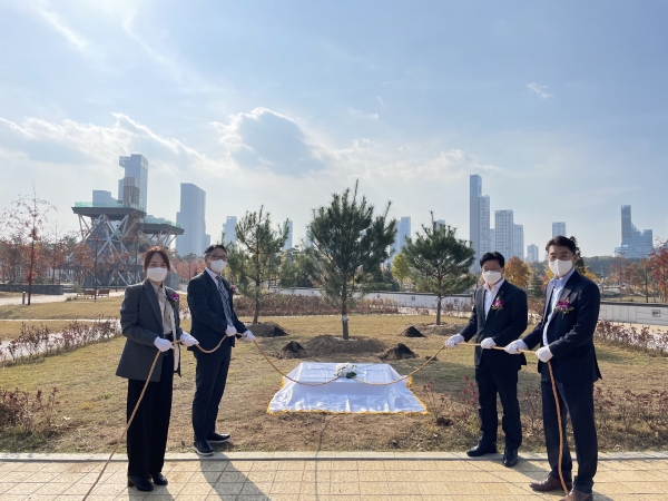 "세종중앙공원 정이품송(천연기념물) 자목(子木) 기념식수 행사 표지석 제막식(좌측부터) 행복청 한경희 도시공간건축과장, 정의경 도시계획국장, 한국토지주택공사 세종특별본부 백대현 단지사업처장, 세종시 정경용 공원관리사업소장