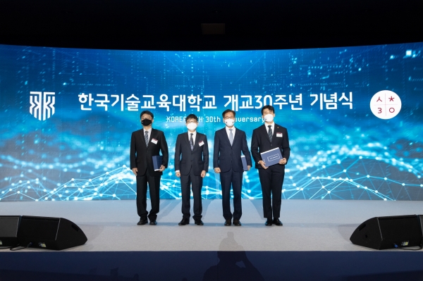 이성기 총장(사진 오른쪽 두 번째)이 개교 30주년 기념식에서 30년사와 기념사진집을 헌정한 30년사 집필위원장, 총동문회장, 총학생회장과 기념촬영