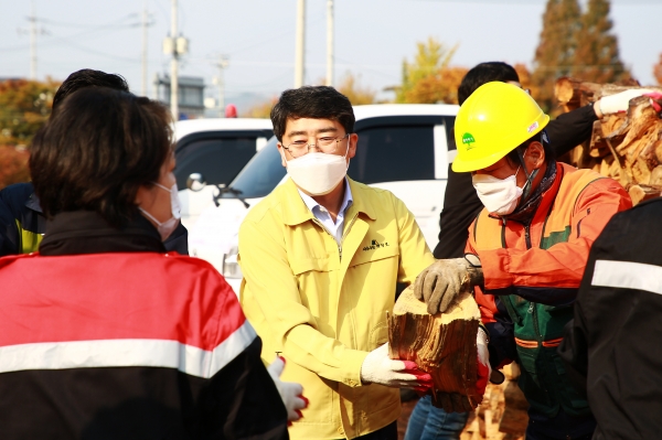 맹정호 서산시장이 4일 서산시임업기계창고에서 나눔할 땔감을 상차하는 모습