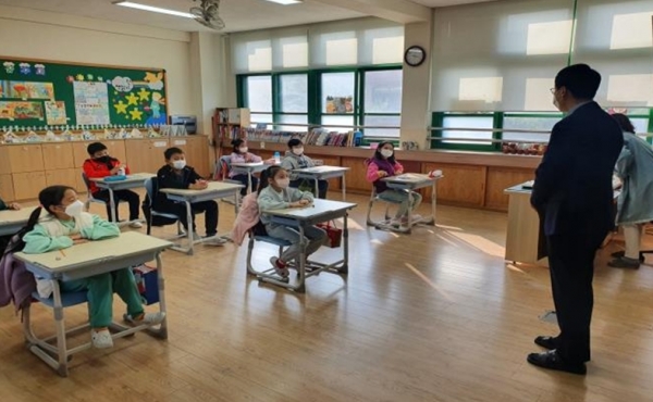 산서초등학교 학생들을 대상으로'1사 1교 금융교육' 실시 모습