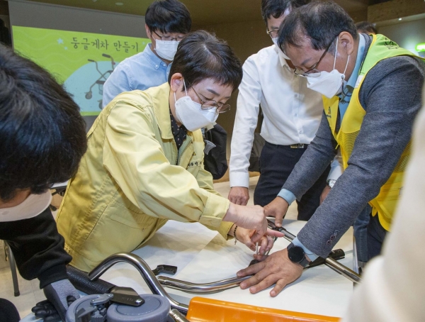 4일 구청에서 보행 취약어르신을 위한 둥글게차(보행보조기, 이하 둥글게차) 제품 발표회 및 제작식