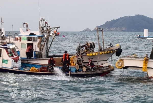 좌초선박 예인중 배수 작업중인 사진