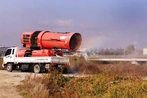 양대동 환경타운 인근을 방역하는 모습
