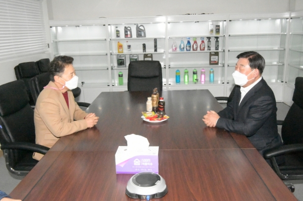 황선봉 군수가 요소수 공급 차질 해소 위한 관내 기업체를 방문했다.