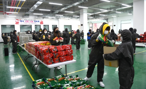 교내 승리관 1층에서 진행된 ‘사랑의 기프트 박스’ 행사에 재학생, 교직원들이 참여했다.