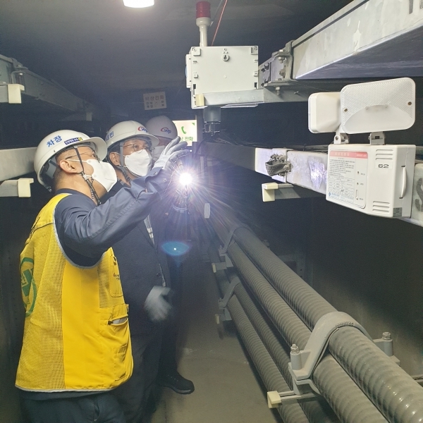 발전소내 지하전력구 정밀안전진단 모습