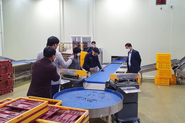 지난 5일 시 관계자가 괴산군 아이쿱생협농산물산진유통시설을 방문해 현장을 둘러보는 모습