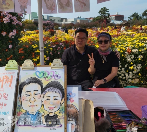 6일 관람객들이 서산 국화축제장을 방문해 자신들의 캐리커처를 기다리며 국화꽃의 아름다움을 만끽하고 있다.(사진=류슬기 독자 제공)
