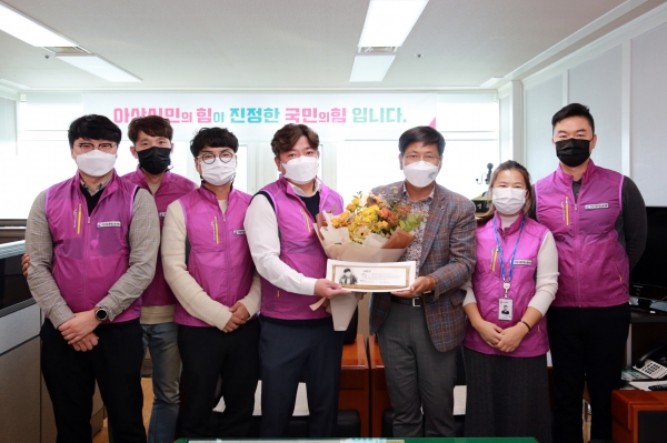 감사패 전달 기념사진