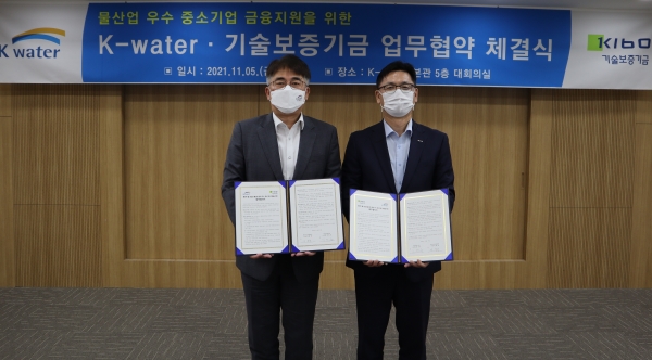협약체결 이후 이준근 한국수자원공사 그린인프라부문 이사(사진 왼쪽)와 김영춘 기술보증기금 이사(사진 오른쪽)가 기념촬영