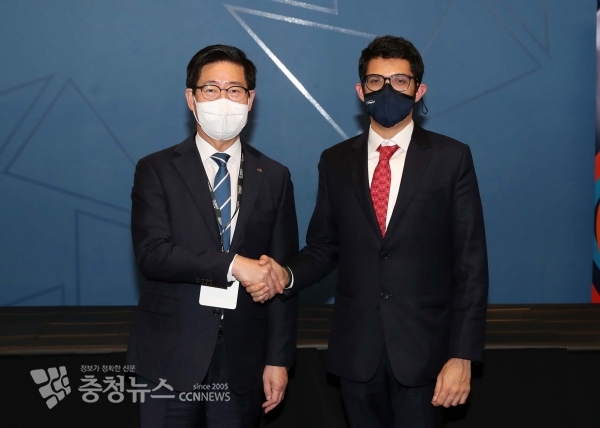 양승조 충남지사가 마하라슈트라주 환경기후실장과 악수하고 있다.