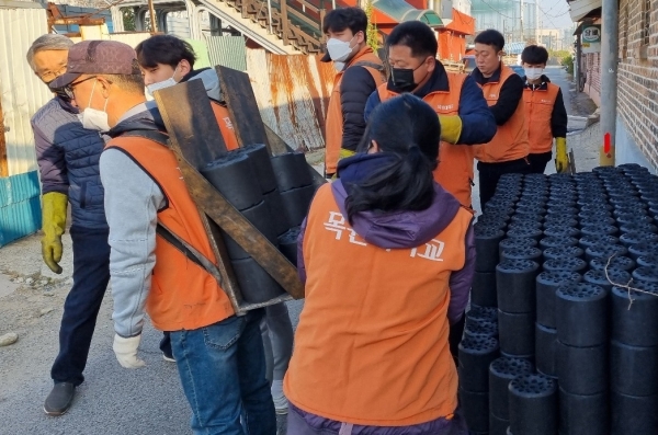 지난 6일 대전 서구 가수원동의 한 마을에서 목원대 교직원으로 구성된 ‘사랑나누기 봉사동아리’와 학생회 회장단 등이 독거노인 가구에 연탄을 나르고 있다.