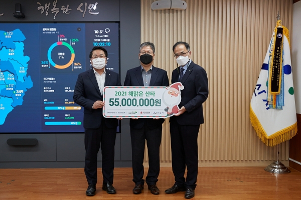 기념사진. (왼쪽부터) 오세현 시장, 강중근 전무, 신경근 본부장.