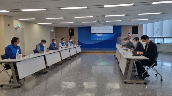 지난 5일 공무원 선거사무 종사자 위촉거부 서명부 및 성명서를 대전광역시 시 선거관리위원회에 전달하는 장면