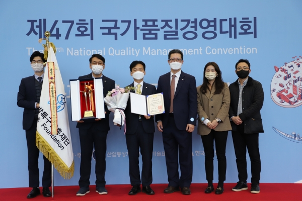 제47회 국가품질경영대회 대통령 표창을 수여받은 뒤 단체사진 촬영왼쪽에서 세 번째 특구재단 강병삼 이사장, 왼쪽에서 네 번째 특구재단 김인신 경영관리본부장
