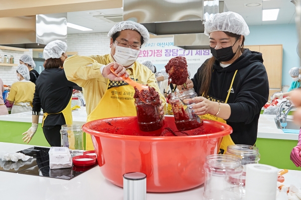 오세현 아산시장, 다문화가정 장 담그기 체험 행사 참여 모습