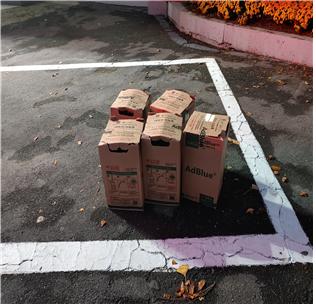 익명의 주민이 놓고간 차랑용 요소수 5박스