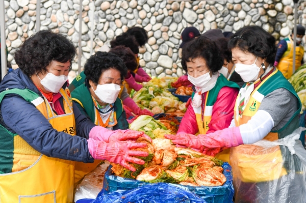 9일 부사칠석놀이보존회관에서 진행된 중구자원봉사센터 사랑의 김장 나눔 행사 모습
