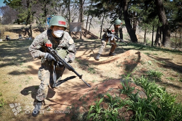 2021년 육군훈련소 훈련병이 Army Tiger 신병훈련의 일환으로 각개전투훈련을 실시하는 모습