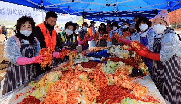 한국타이어, 따뜻한 겨울나기 김장대봉사 참여 모습