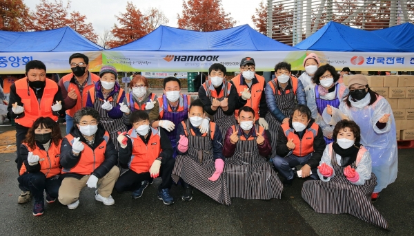 한국타이어, 따뜻한 겨울나기 김장대봉사 참여 단체사진