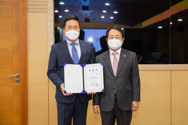 박형덕 사장은 지난 8일 조직개편에 따른 임명장을 처(실)장 및 사업소장에게 수여모습