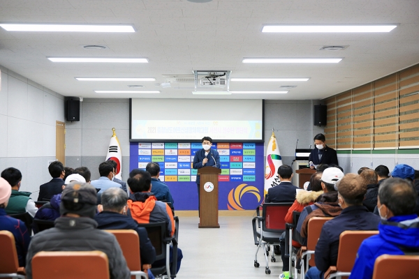 맹정호 서산시장이 11일 서산종합운동장 시체육회 사무실에서 열린 ‘2021 충청남도 어르신 생활체육대회 출전 결단식’ 에서 인사말 하는 모습