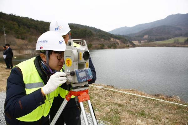 댐마루침하여부를 측량하고있다.