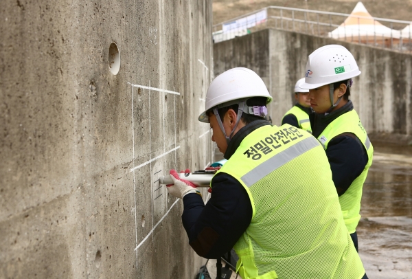 저수지 여수로 콘크리트 강도를 시험하는 정밀안전진단을 진행하고 있다