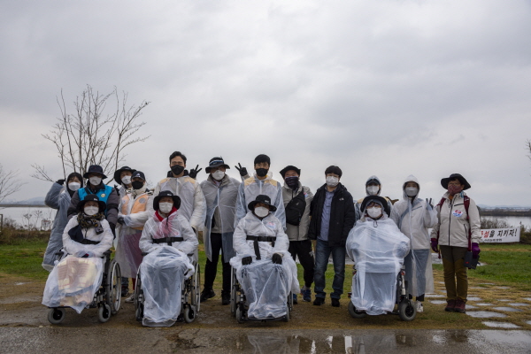 지난 10일 삽교천에서 당진발전본부 빛드림봉사단이 ‘달팽이 산악회’를 기념해 사진촬영을 하고 있다.