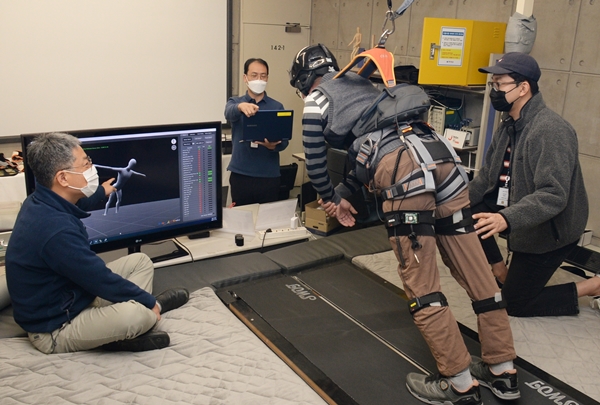 ETRI 연구진이 낙상 재현 장치를 통해 낙상 데이터를 수집, 분석하는 모습