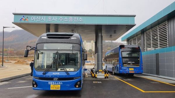 초사동 복합공영차고지에서 수소버스 충전 장면