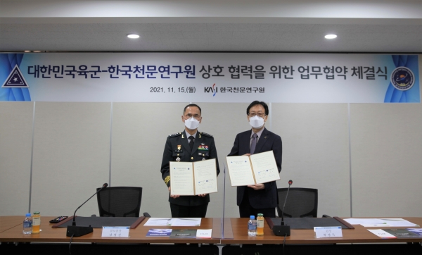 남영신 육군참모총장(좌)과 박영득 한국천문연구원 원장(우)이 국가우주력 발전 도모 및 우주영역의 군사적 활용도 모색을 위해 상호교류와 협력을 강화하는 업무협약 체결