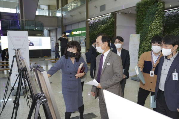 박상돈 시장, 아동학대 캠페인 사진전 참관 모습