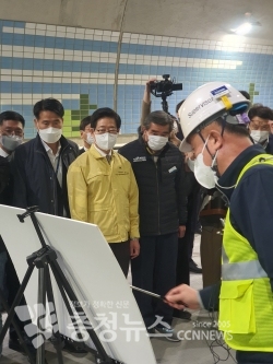 ​보령해저터널 공사 책임자가 양승조 충남지사에게 진행상황을 브리핑하고 있다.