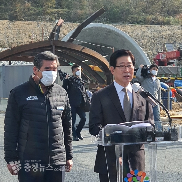 양승조 충남지사가 15일 원산도 보령해저터널입구 앞에서 기자회견을 하고 있다.